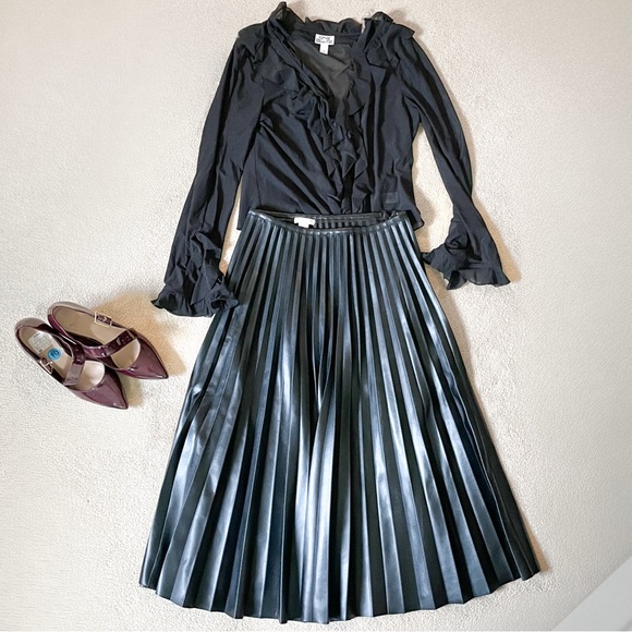 Elegant Black Pleated Skirt - Picture 1 of 7